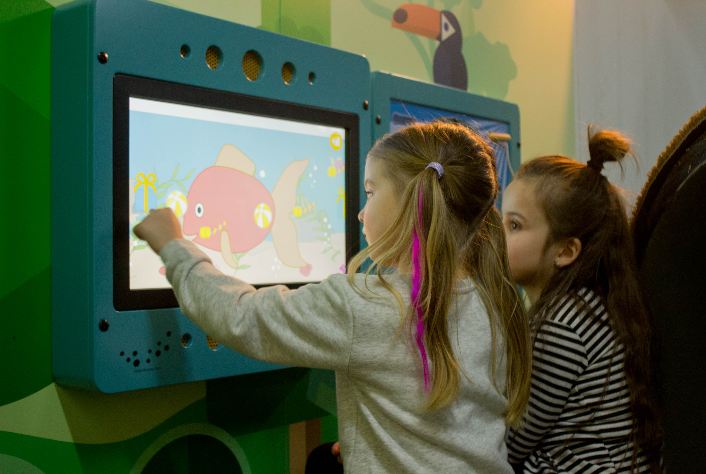 zwei Kinder beim Spielen mit den interaktiven Spielsystemen des IKC