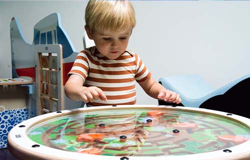 IKC Arctic Collection - Schaukellabyrinth mit einem spielenden Kind in einer Kinderecke